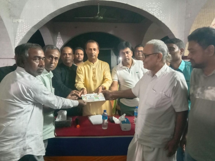 মান্দায় পূজামণ্ডপ পরিদর্শনে বিএনপি নেতা এম এ মতীনের আর্থিক অনুদান প্রদান
